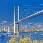 Neue Rügenbrücke<br>
Nach 3 Jahren Bauzeit und ca. 125 Mio.  Kosten wurde die neue Verbindung zur Insel Rügen 2007 fertig gestellt. Die längste Brücke Deutschlands (4,1 km) ist gleichzeitig die größte Schrägseilbrücke des Landes (128 m hohe Pylone). Die Schiffdurchfahrtshöhe beträgt 42 Meter.<br>
(Foto: Neue Rügenbrücke / Strelasund, © spga  Fotolia.com)