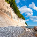 Kreideküste<br>
Das Wahrzeichen der Insel Rügen sind die weißen, schon von Weitem sichtbaren Kreidefelsen. Bis zu 120 m hoch über die Ostsee ragen die Klippen, die vor allem auf der Halbinsel Jasmund nördlich von Sassnitz auf einer Fläche von ca. 2200 ha zu finden sind. <br>
(Foto: Ufer Rügen Kreidefelsen, © World Travel images  Fotolia.com)