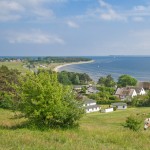 Klein Zicker<br>
Der malerische Fischerort befindet sich auf der gleichnamigen Halbinsel, die wiederum ein Teil der Halbinsel Mönchgut ist, mit der sie über eine ca. 130 m  lange Landenge verbunden ist. Klein Zicker gehört zum Ort Thiessow, den man im Hintergrund sieht. <br>
(Foto: der beliebte Fischerort Klein-Zicker auf dem Mönchgut auf Rügen, © travelpeter  Fotolia.com)