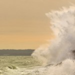 Molenfeuer Sassnitz<br>
Am Kopf von Europas längster Außenmole (1,5 km) steht der Sassnitzer Leuchtturm. In seiner heutigen Form wurde er 1937 fertig gestellt und unter anderem dadurch bekannt, dass er sogar ins Stadtwappen aufgenommen wurde. Dort allerdings in rot-weiß. <br>
(Foto: Leuchtturm im Sturm, © Sabine Schmidt  Fotolia.com)